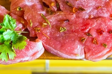 pişmemiş domuz biftek 