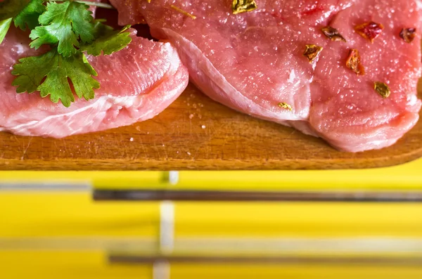 pişmemiş domuz biftek otlar ile