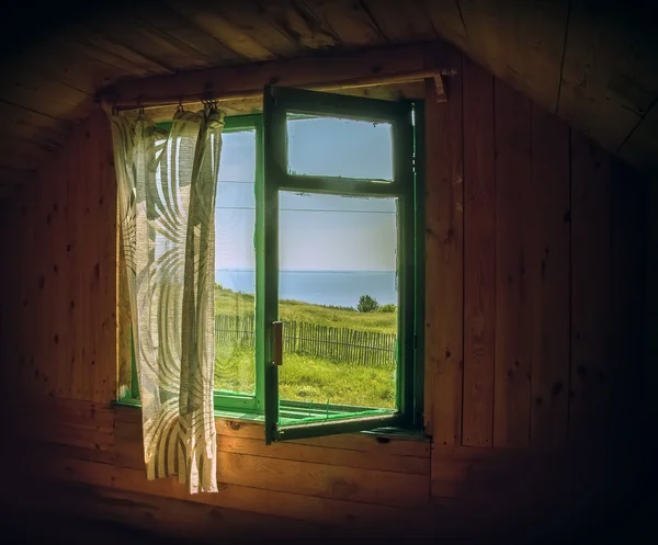 Blick aus dem Fenster auf ein Feld — Stockfoto