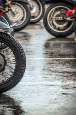 Motosiklet tekerlekleri, yağmurun altında duruyor. Motoseason-2016 'nın kapanışında, Akvamoll meydanında, ULIYANOVSK, RUSSIA