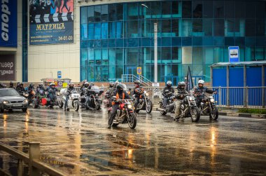 ULIYANOVSK, Rusya 15. - 10. 2016 yılı. Motoseason-2016 'nın kapanışı, Ulyanovsk, Akvamoll Zasviyazhie' nin önündeki meydanda. Yaşam biçimi