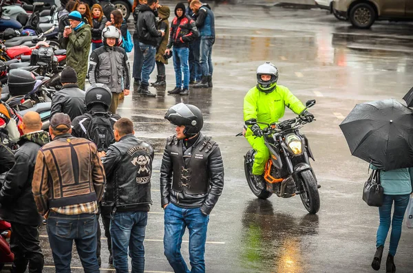 Ulijanovsk Ryssland 2016 Cyklister Stängning Motoseason 2016 Ulyanovsk Torget Framför — Stockfoto