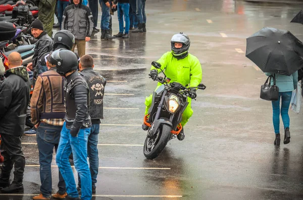 Uliyanovsk Russia 2016年 在Akvamoll Zasviyazhie前面的广场上 摩托客关闭了Motoseason 2016 Ulyanovsk 生活方式 — 图库照片