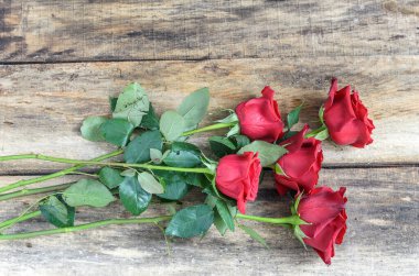 Ahşap arka planda kırmızı güller