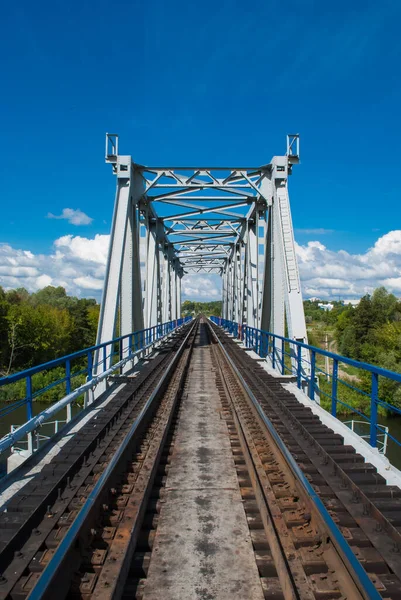 Puente Ferrocarril Vista Sobre Fondo Con Árboles Verdes Cielo Azul — Foto de Stock