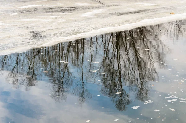 Zmrzlá Řeka Led Zimní Krajina Studený Den — Stock fotografie