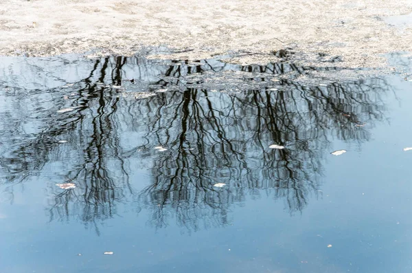 凍った川と氷冬の風景寒い日 — ストック写真