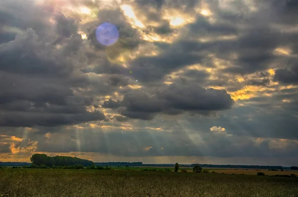 Όμορφο Τοπίο Συννεφιασμένο Ουρανό Και Ηλιαχτίδες Κρυφοκοιτάζουν Πίσω Από Σύννεφα — Φωτογραφία Αρχείου