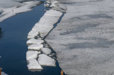 Buz blokları ve doğa manzaralı güzel bir kış gölü.