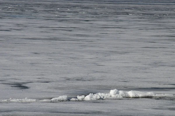 氷のブロックと美しい冬の湖 自然景観 — ストック写真