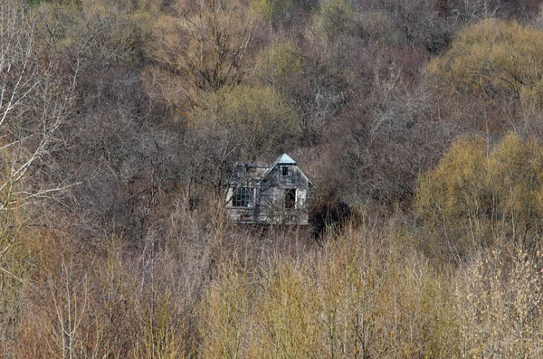 Schöne Aussicht Auf Naturlandschaft Herbstbäume Und Haus Der Ferne — Stockfoto