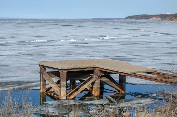 木製の橋で冬の川の美しい景色 — ストック写真