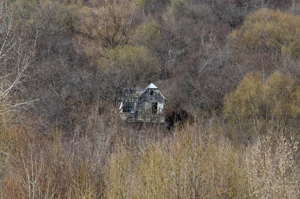 Schöne Aussicht Auf Naturlandschaft Herbstbäume Und Haus Der Ferne — Stockfoto