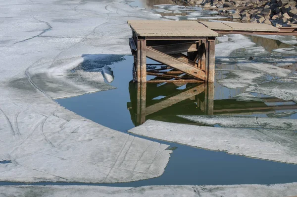 Schöne Aussicht Auf Den Fluss Winter Mit Holzbrücke — Stockfoto