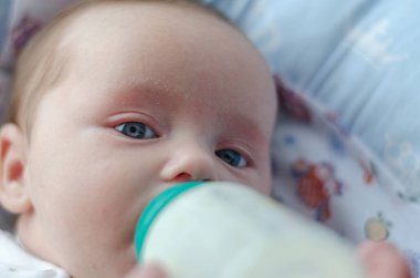 Mavi gözlü bir erkek bebeğin yakın çekimi.