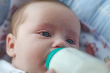 Sevimli bir bebeğin portresi.