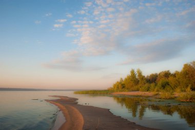 Sabahın erken saatlerinde nehirde