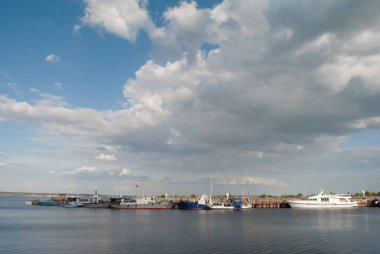 Ulyanovsk, Rusya - 20 Temmuz 2019. Volga Nehri 'nden Ulyanovsk şehir merkezinin görüntüsü.
