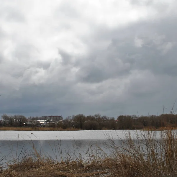 Gewitterwolken Über Dem Fluss — Stockfoto