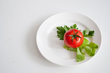 bir tabak salata ile üç domates