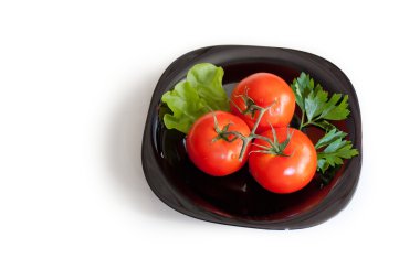 bir tabak salata ile üç domates