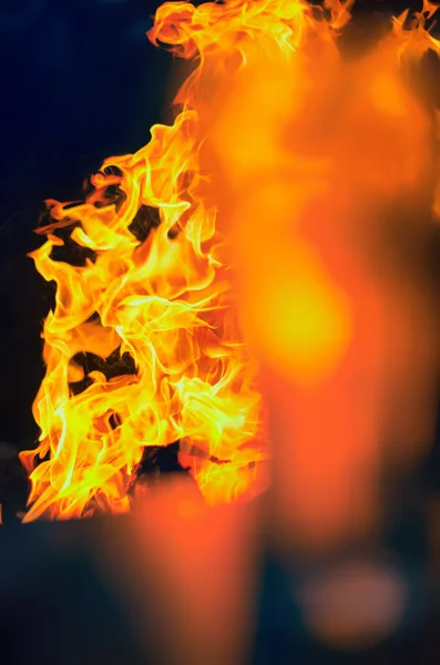 Eld lågor på en mörk bakgrund — Stockfoto