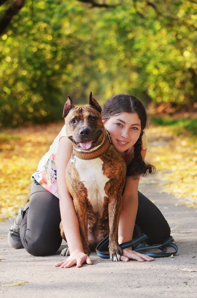 幸福的年轻女人，与她的斗牛犬 — 图库照片