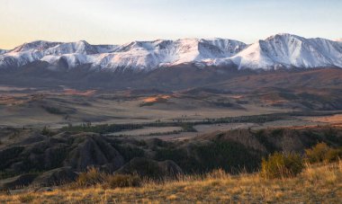   Altai Dağları 'na sonbahar gezisi. Aktru Dağı