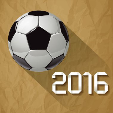 Futbol topuyla bir buruşuk kağıt kahverengi zemin üzerine uzun gölge 2016.