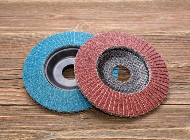 Ahşap arka plan üzerinde Aşınma çarkları