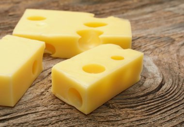 Tahta masadaki peynir.