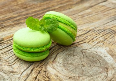 Ahşap zemin üzerine yeşil macaroons