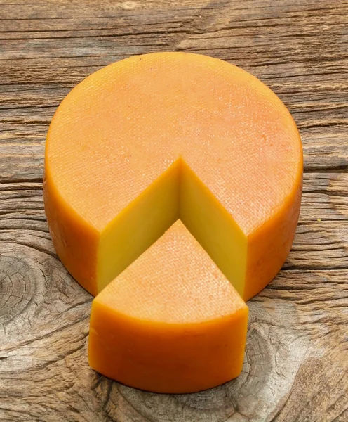 Τυρί σε ξύλινο τραπέζι — Φωτογραφία Αρχείου