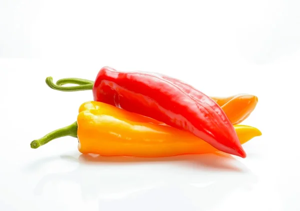 Gekleurde paprika's op witte achtergrond — Stockfoto