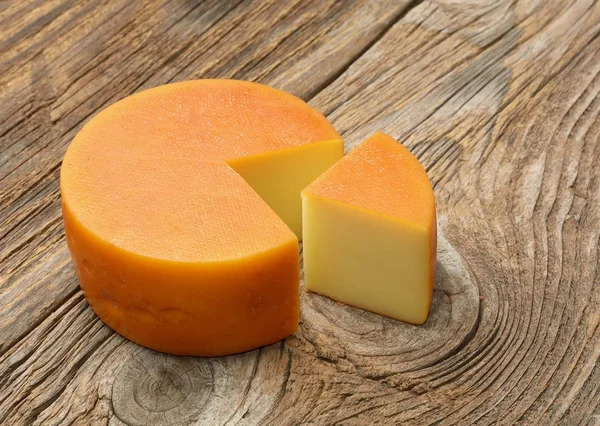 Käse auf rustikalem Holztisch — Stockfoto