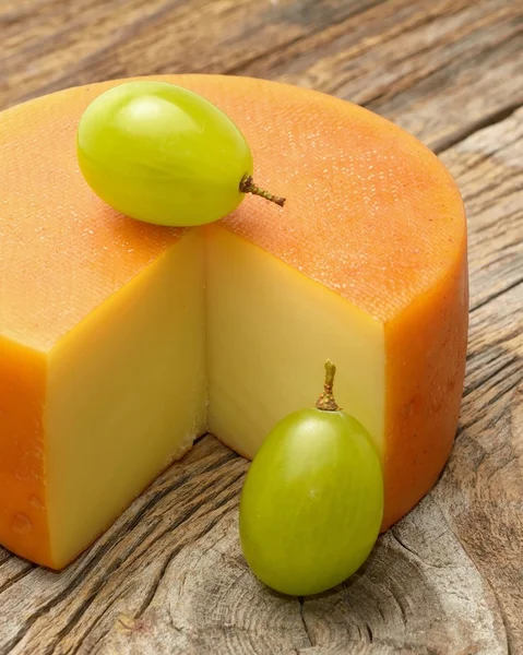 Queijo na mesa de madeira rústica — Fotografia de Stock