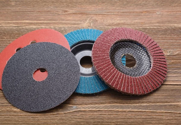 Ahşap arka plan üzerinde Aşınma çarkları