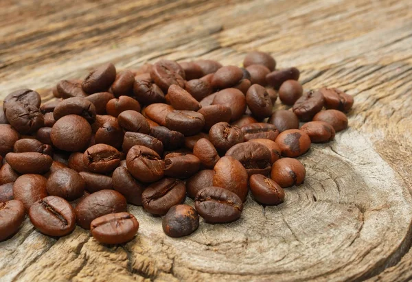 Chicchi di caffè su fondo legno — Foto Stock