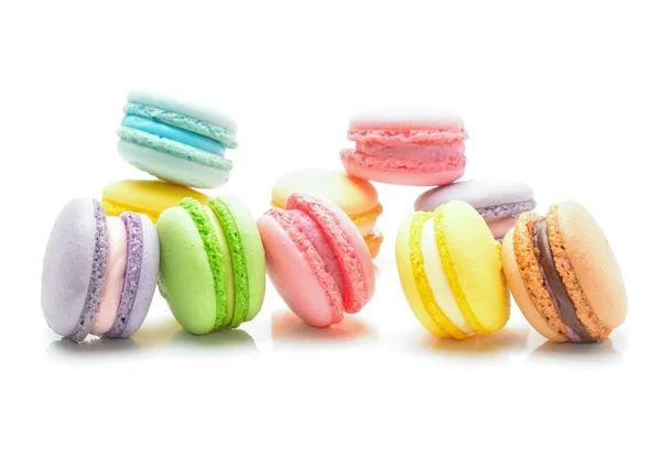 Macaroons franceses no fundo branco — Fotografia de Stock