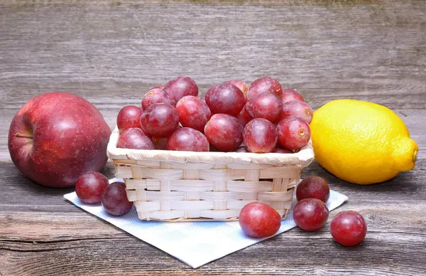 Buah pada latar belakang kayu — Stok Foto