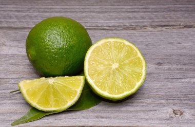 Limes narenciye ahşap arka plan üzerinde