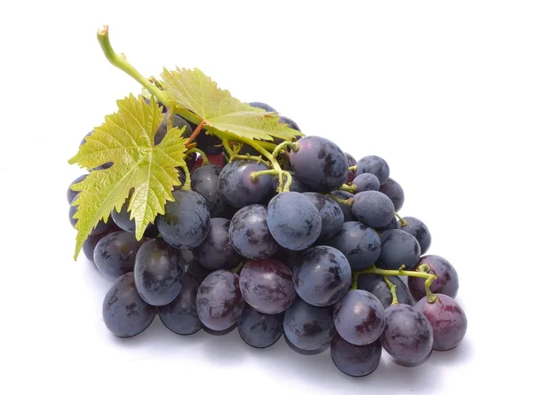 Uvas rojas con hojas aisladas sobre fondo blanco — Foto de Stock