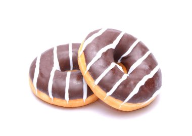 Çikolatalı donuts beyaz zemin üzerine izole