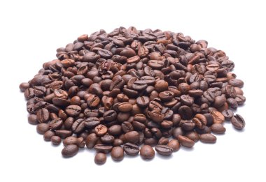 Beyaz arka planda kahve çekirdekleri