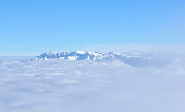 Vysoké hory, sníh a mlha — Stock fotografie