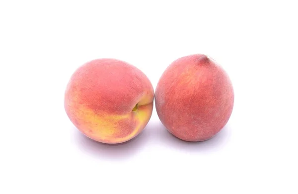 Rijpe perzikvrucht geïsoleerd op witte achtergrond — Stockfoto