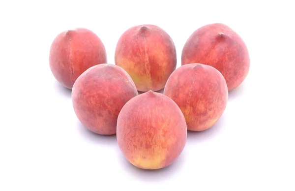 Reife Pfirsichfrüchte isoliert auf weißem Hintergrund — Stockfoto