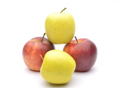 Beyaz arkaplanda elmalar