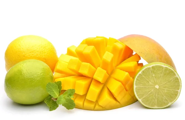 Fatia de manga e outras frutas no fundo branco — Fotografia de Stock