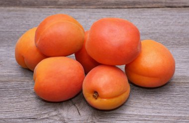 ahşap zemin üzerinde taze kayısı